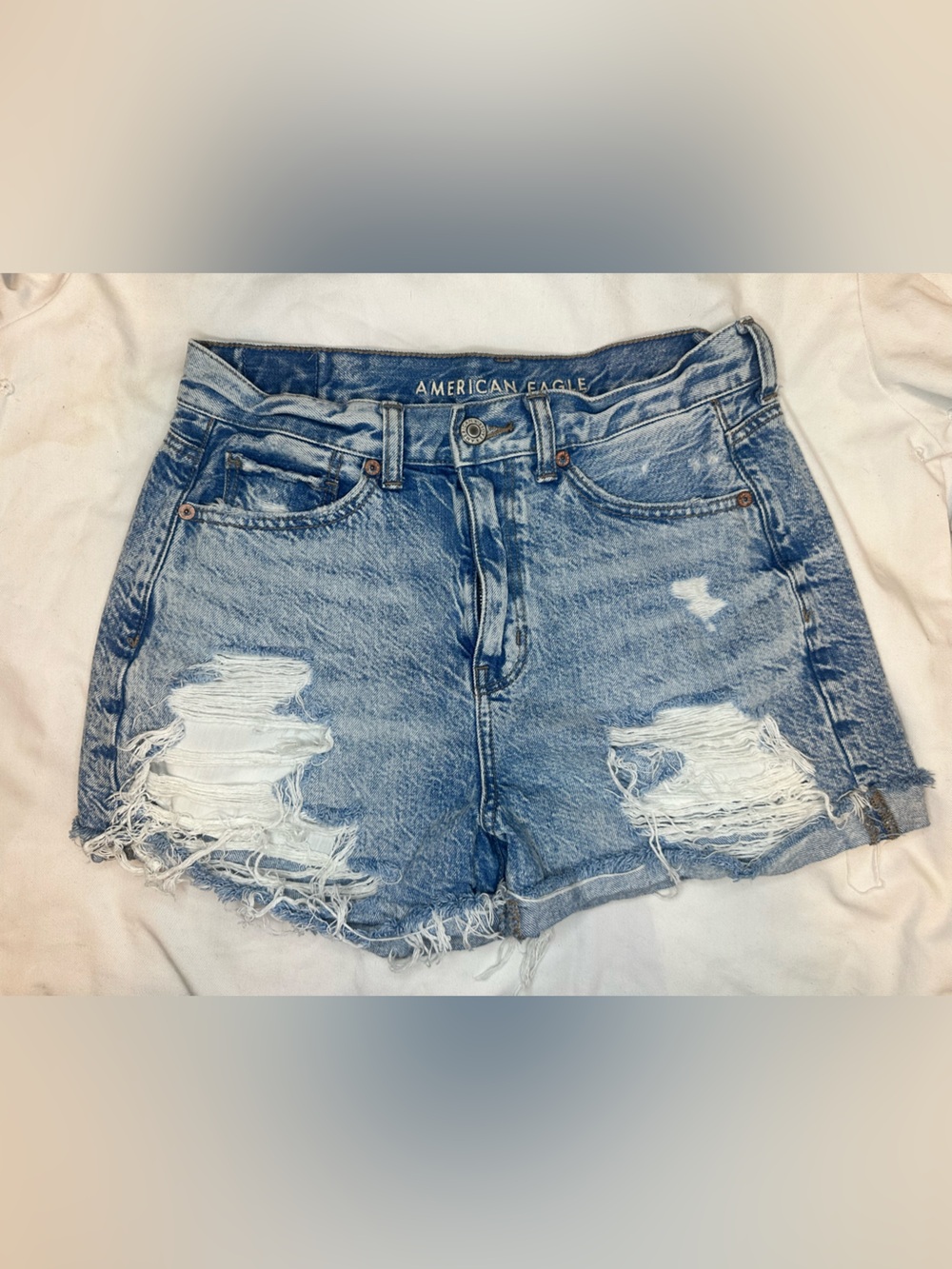 American Eagle Distressed Raw Hem Denim Mom Shorts Women’s Size 4 Light Wash